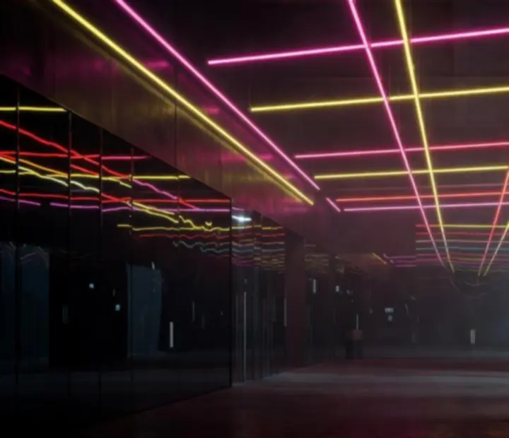 Neonowe oświetlenie podczas cyberpunkowego eventu